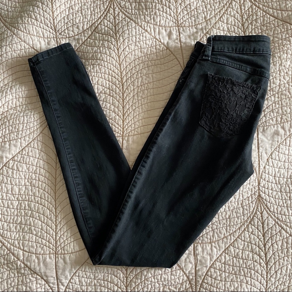 5/$35🍑 Lace Pocket Guess Jeans Brittney Skinny